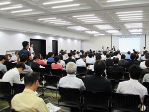 共助社会づくりシンポジウム in 関西 パネルディスカッション様子。参加者がパネルディスカッションを聞いている写真。